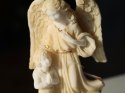 anioł stróż z dzieckiem alabaster grecki