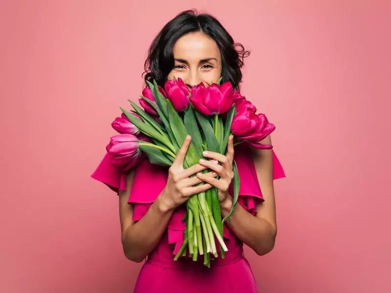 Kobieta i tulipany na dzień kobiet